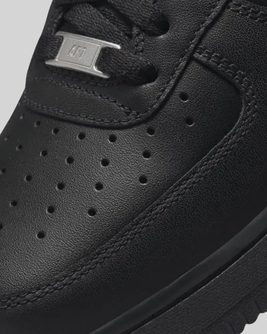 Close-up Nike Air Force 1 07 white croc Swoosh heel collar Air midsole detail